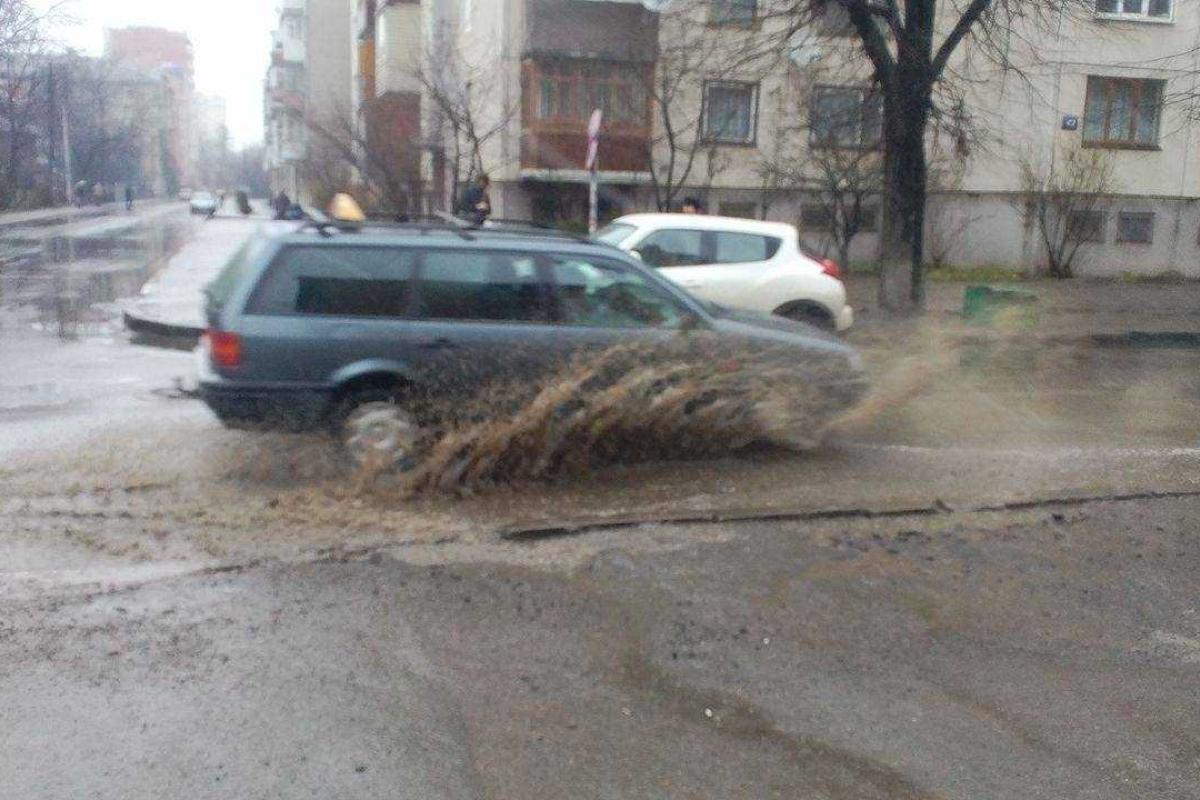 Из-за непогоды Ивано-Франковск превратился в настоящую Венецию