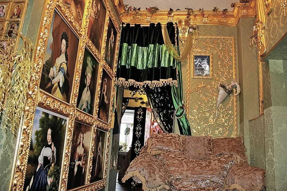 Кризис в действии: в центре Магадана на продажу выставили апартаменты с позолоченными стенами, потолками и унитазом