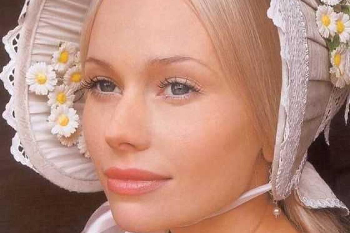 Актриса Елена Корикова впервые показала свое детское фото из семейного архива