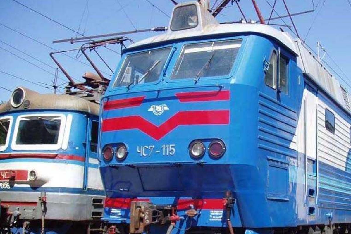Подросток, решивший прокатиться на крыше электропоезда, получил сильнейшие ожоги от удара током