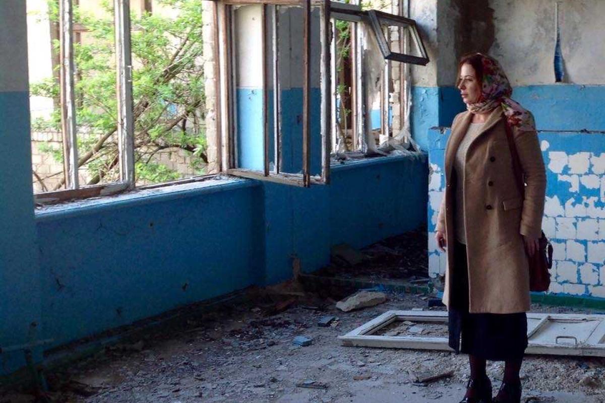Боевики "ДНР" нанимают местных жителей разбирать завалы и мусор, оставшиеся от их домов после обстрелов Боевики "ДНР" нанимают местных жителей разбирать завалы и мусор, оставшиеся от их домов после обстрелов