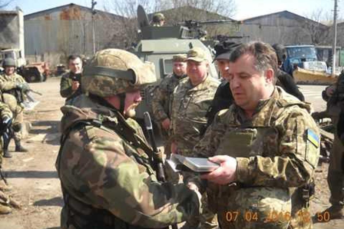 Полторак и Турчинов побывали в самой "горячей" точке в зоне АТО: в промзоне Авдеевки министр наградил бойцов ВСУ Полторак и Турчинов побывали в самой "горячей" точке в зоне АТО: в промзоне Авдеевки министр наградил бойцов ВСУ