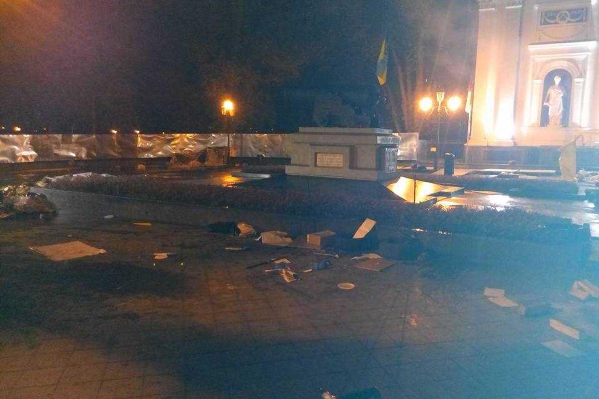 В Одессе "титушки" разгромили палаточный городок "антитрухановского Майдана" В Одессе "титушки" разгромили палаточный городок "антитрухановского Майдана"