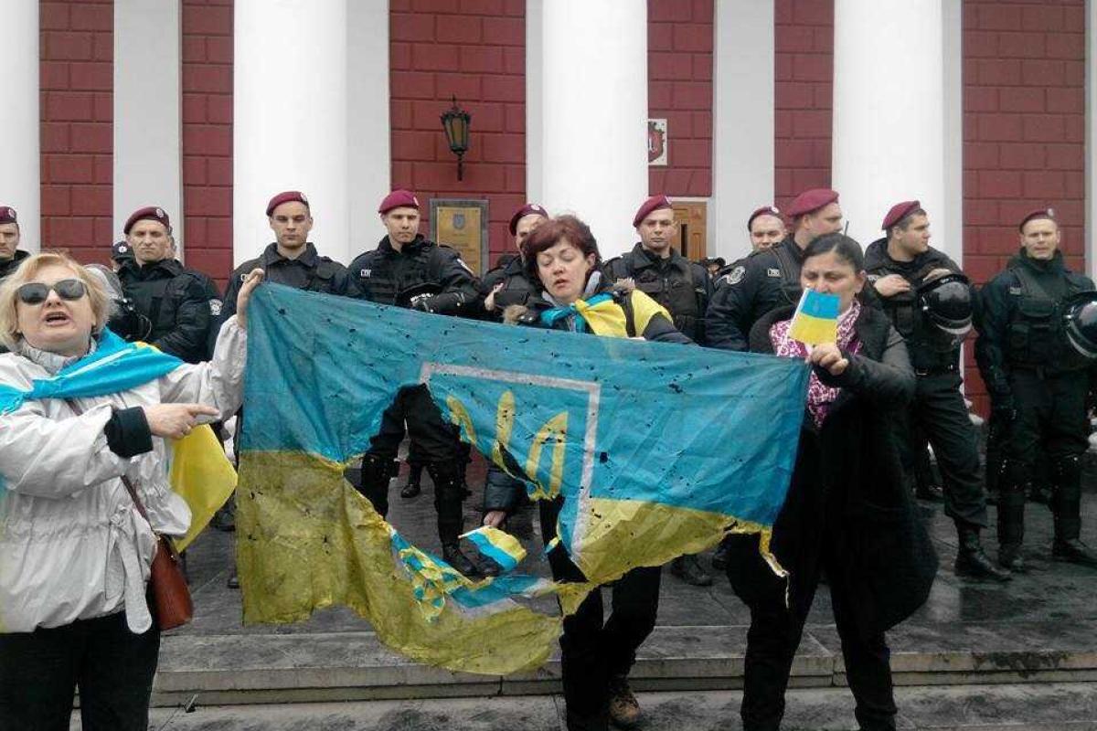 Боровик: похоже, что хулиганы, напавшие на активистов палаточного городка, действуют в договоренности с мэрией