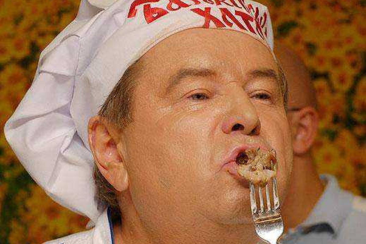 Поющий ректор и нардеп Михаил Поплавский решил продать часть своего бизнеса