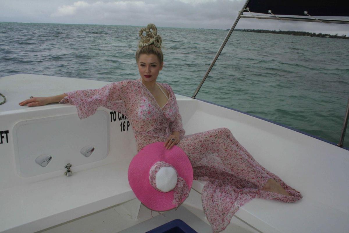 Светскую львицу Лену Ленину выгнали с азиатского пляжа из-за откровенного наряда