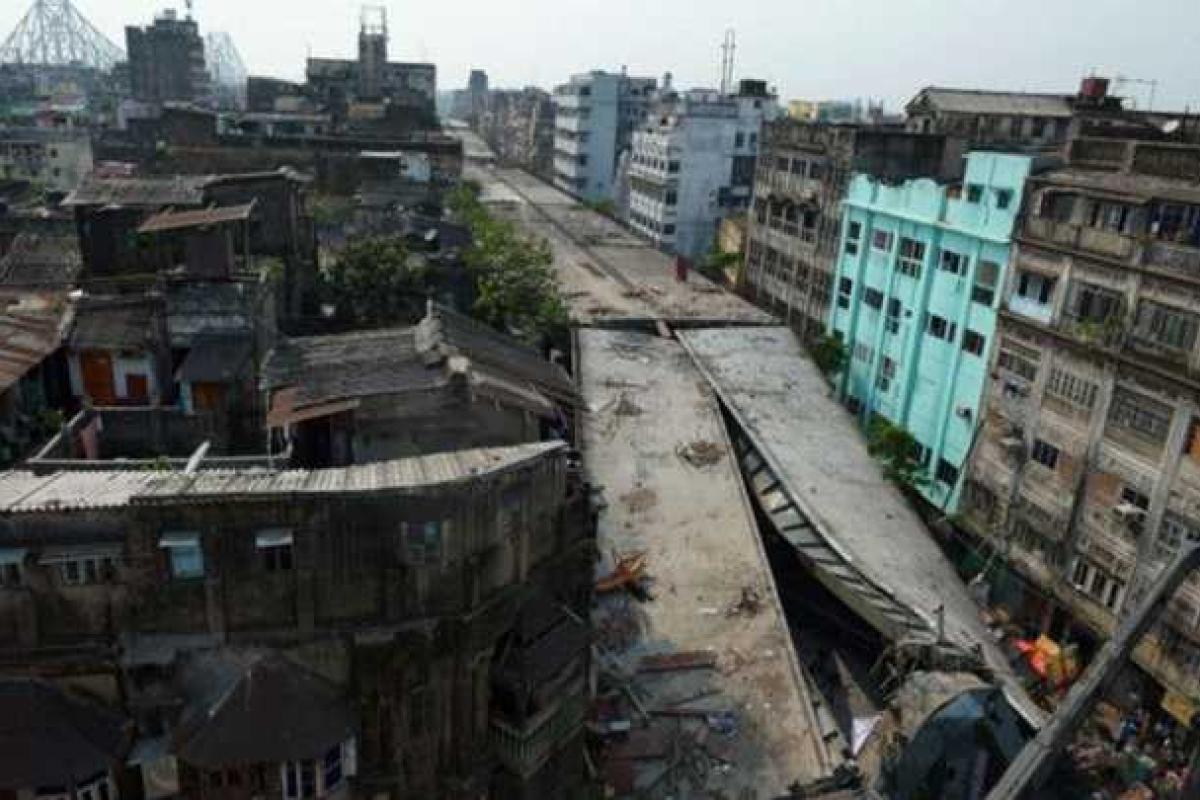 Растет число жертв в Индии: под завалами рухнувшей эстакады остаются десятки людей