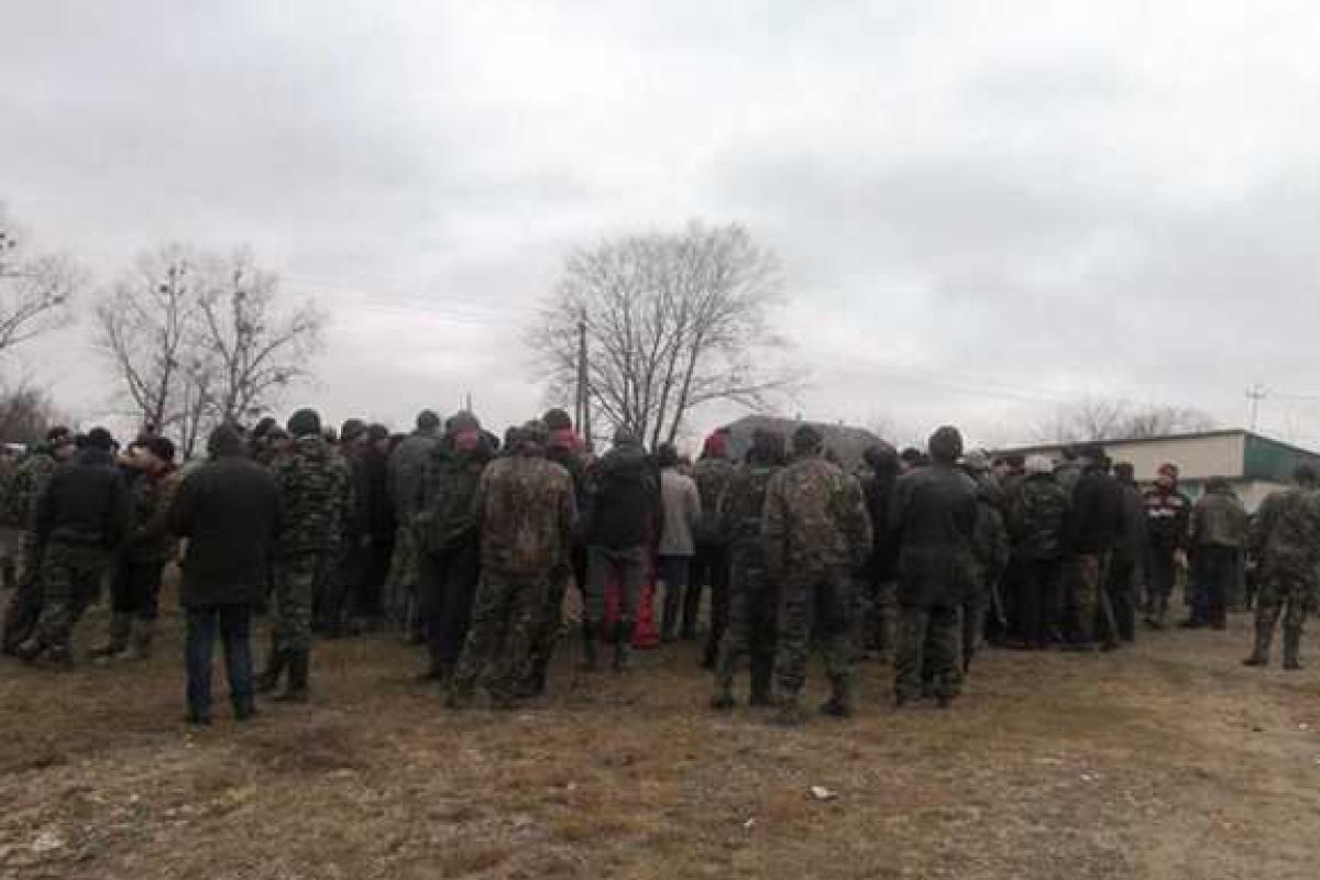 В сеть попало видео масштабного столкновения полиции с копателями янтаря на Ровенщине В сеть попало видео масштабного столкновения полиции с копателями янтаря на Ровенщине