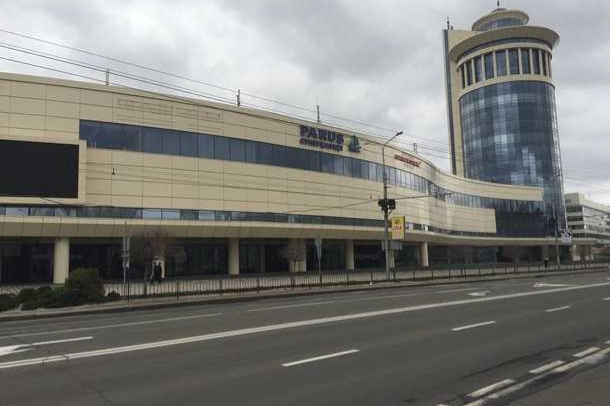 Жителям Донецка в новом "отжатом" супермаркете "Parus" предлагают рулет из мяса колибри Жителям Донецка в новом "отжатом" супермаркете "Parus" предлагают рулет из мяса колибри