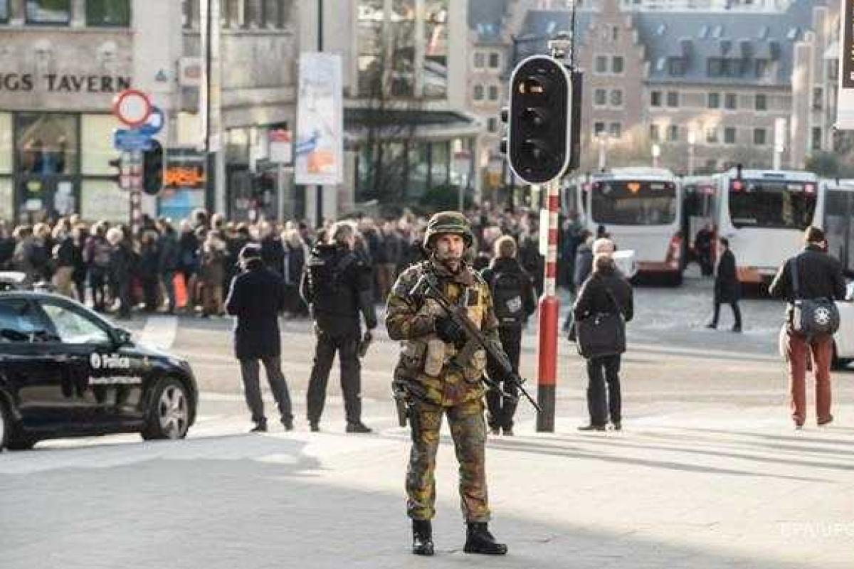 В Брюсселе для усмирения мусульманской молодежи привлекли конную полицию и полицейский вертолет