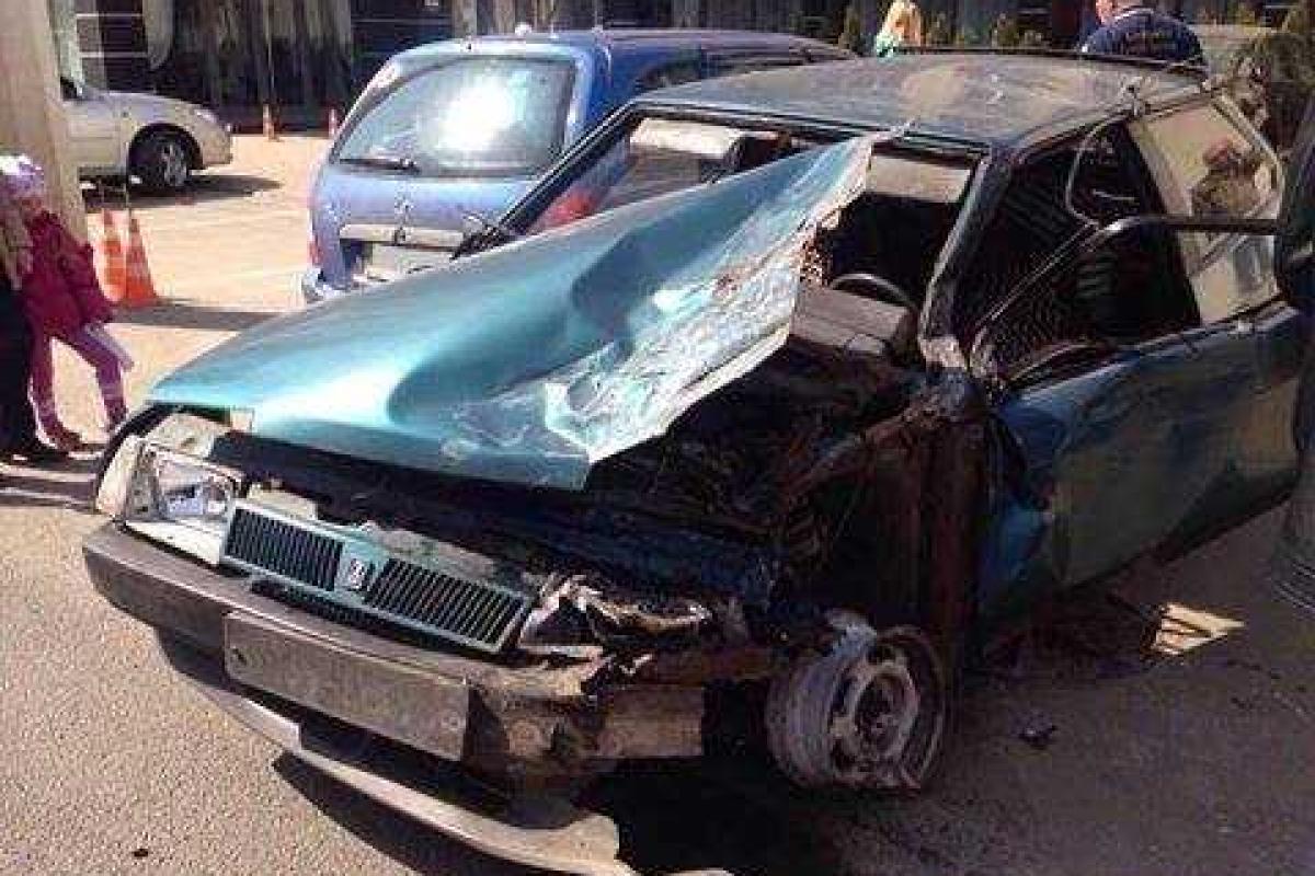 В Харькове водитель легковушки совершил лобовое столкновение с трамваем В Харькове водитель легковушки совершил лобовое столкновение с трамваем