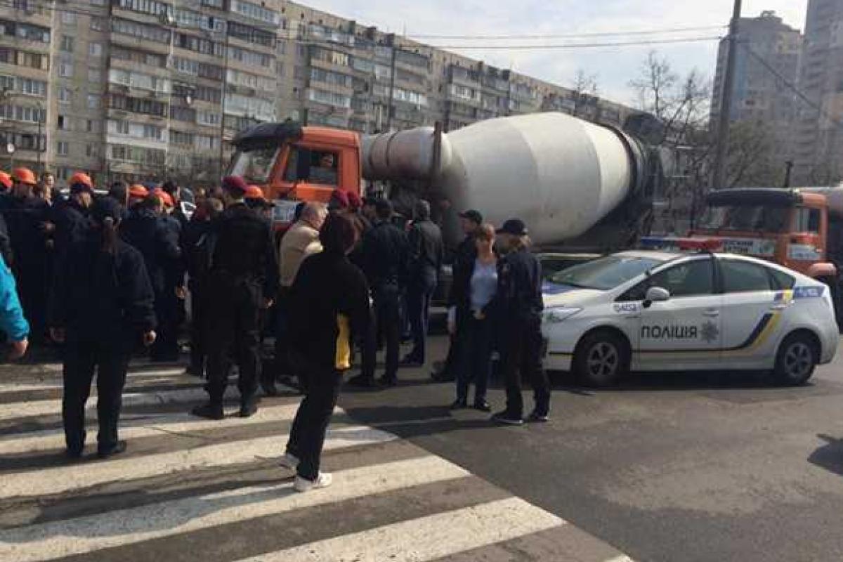 В Киеве напали на активистов, протестующих против строительства высотки на берегу Днепра