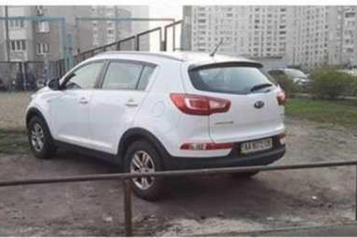 В Киеве коммунальщики "проучили" горе-водителя: вокруг неправильно припаркованного авто вырос забор В Киеве коммунальщики "проучили" горе-водителя: вокруг неправильно припаркованного авто вырос забор