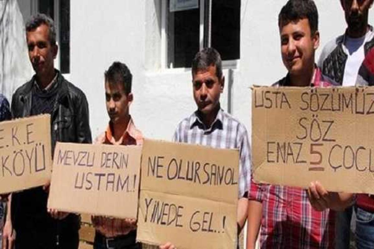 В одной из деревень Турции на акцию протеста вышли мужчины-холостяки