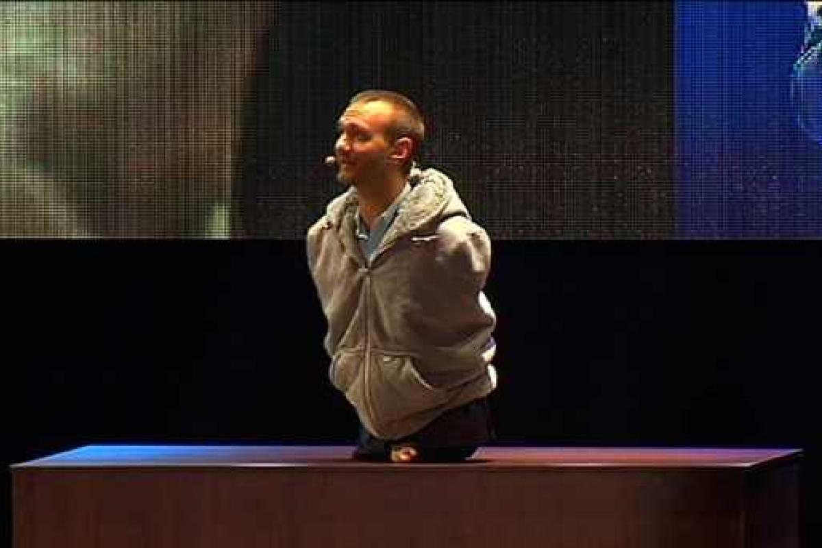 Легендарный Ник Вуйчич встретился с детьми из Донбасса