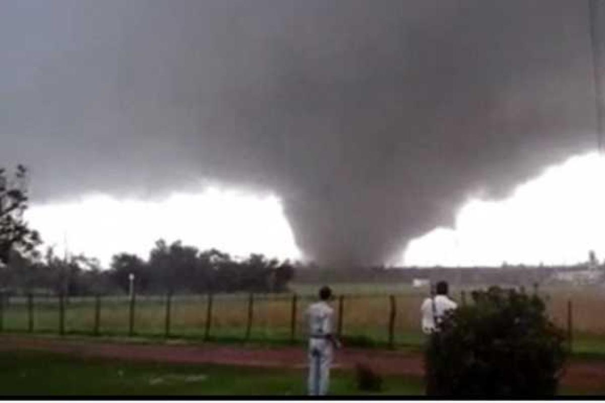 В Уругвае торнадо привел к серьезным разрушениям и гибели двух человек