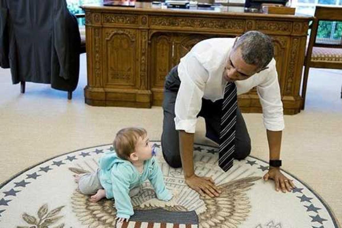 В сеть попали трогательные снимки президента США: Обама нянчится с 9-месячной дочкой Дженнифер Псаки