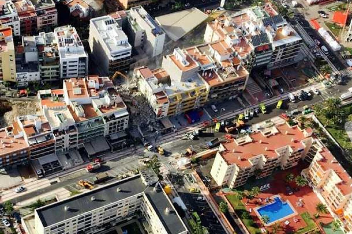 На Канарских островах в курортном городе рухнул жилой дом: разбор завалов продолжается