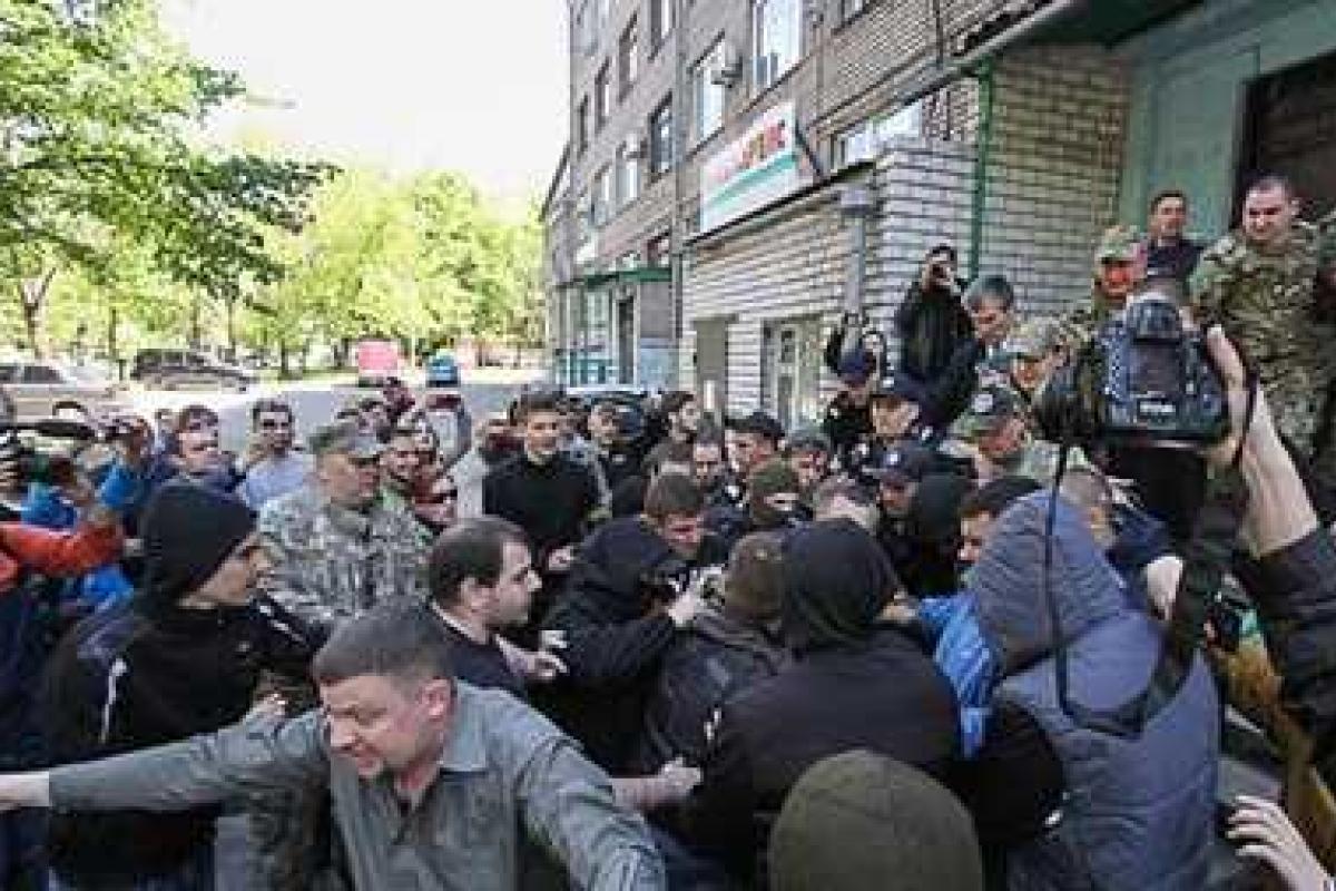 В Запорожье активисты устроили "горячий прием" лидеру Союза левых сил В Запорожье активисты устроили "горячий прием" лидеру Союза левых сил