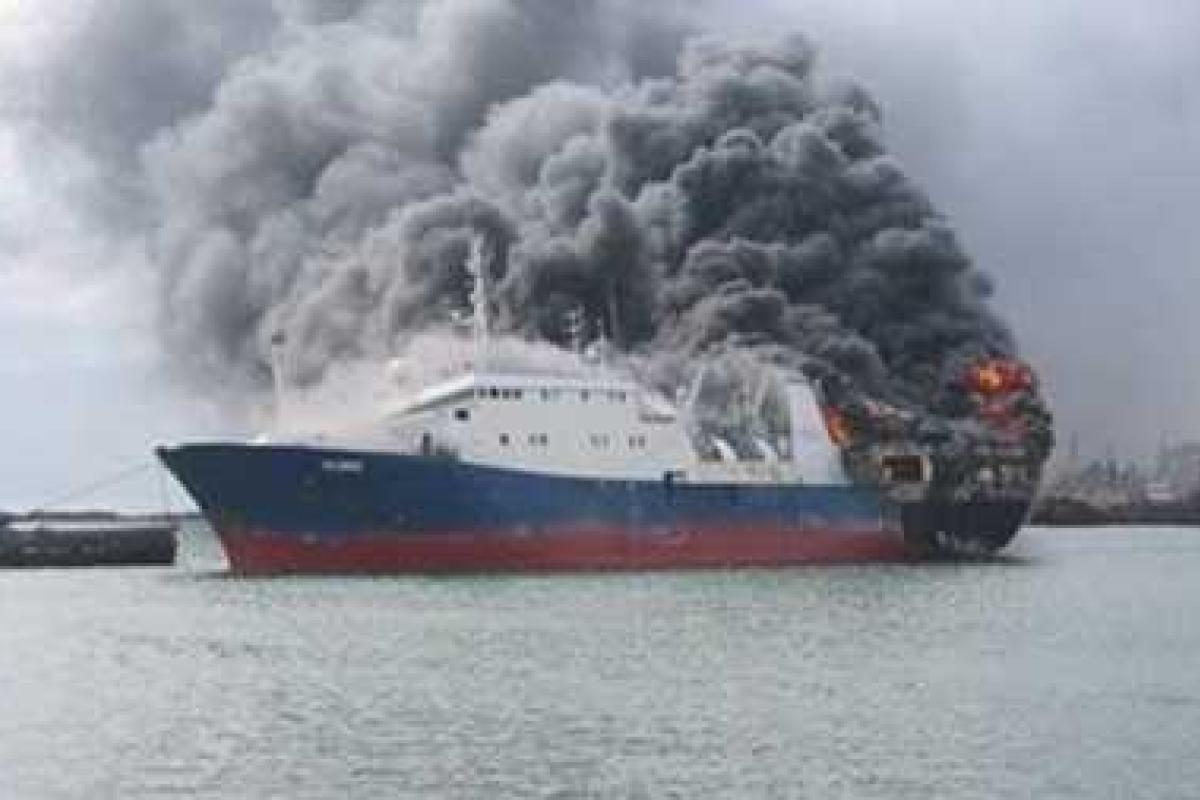 Уникальные кадры пылающего в Каспийском море российского танкера: идет спецоперация по тушению пожара