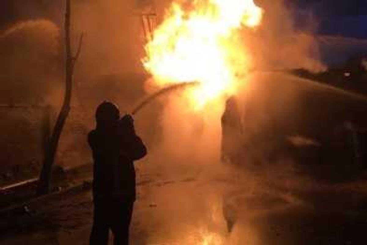 На Харьковщине спасатели боролись с масштабным пожаром: в частном гараже горело 10 т бензина На Харьковщине спасатели боролись с масштабным пожаром: в частном гараже горело 10 т бензина