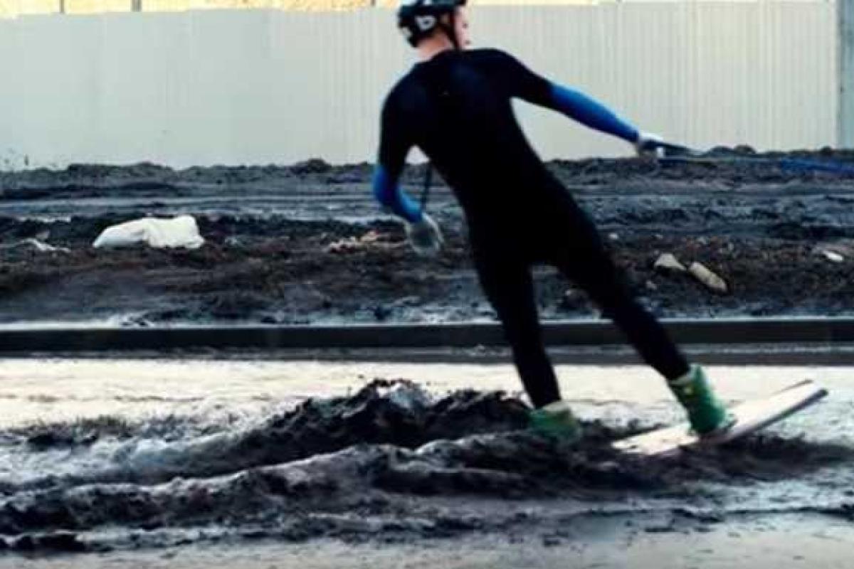 Житель российского Челябинска протроллил власти города, прокатившись на доске по уличной грязи