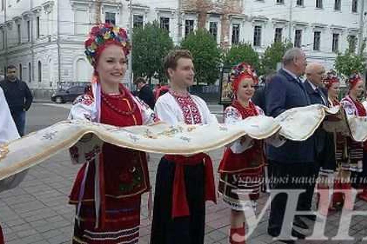В Полтаве провели художественную акцию, создав цепь из тысячи полотенец В Полтаве провели художественную акцию, создав цепь из тысячи полотенец
