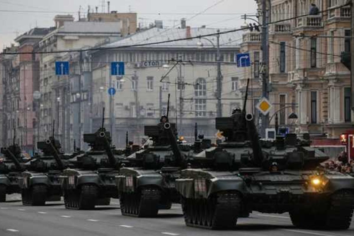 В центре Москвы провели ночную репетицию Парада Победы