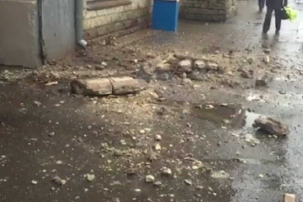 В центре Москвы произошло обрушение фасада дома: по счастливой случайности никто не пострадал