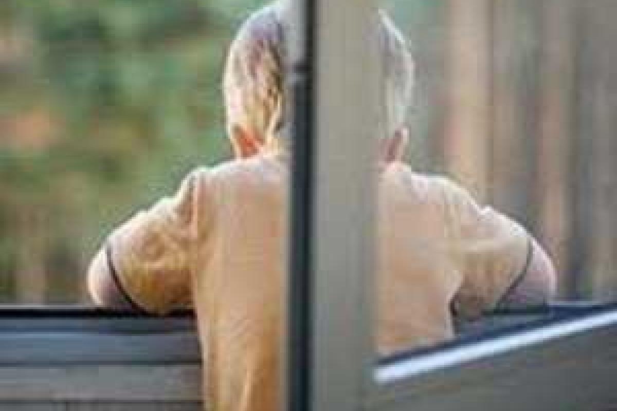 В Мариуполе из окна пятого этажа выпал малолетний ребенок: медики спасают жизнь мальчика