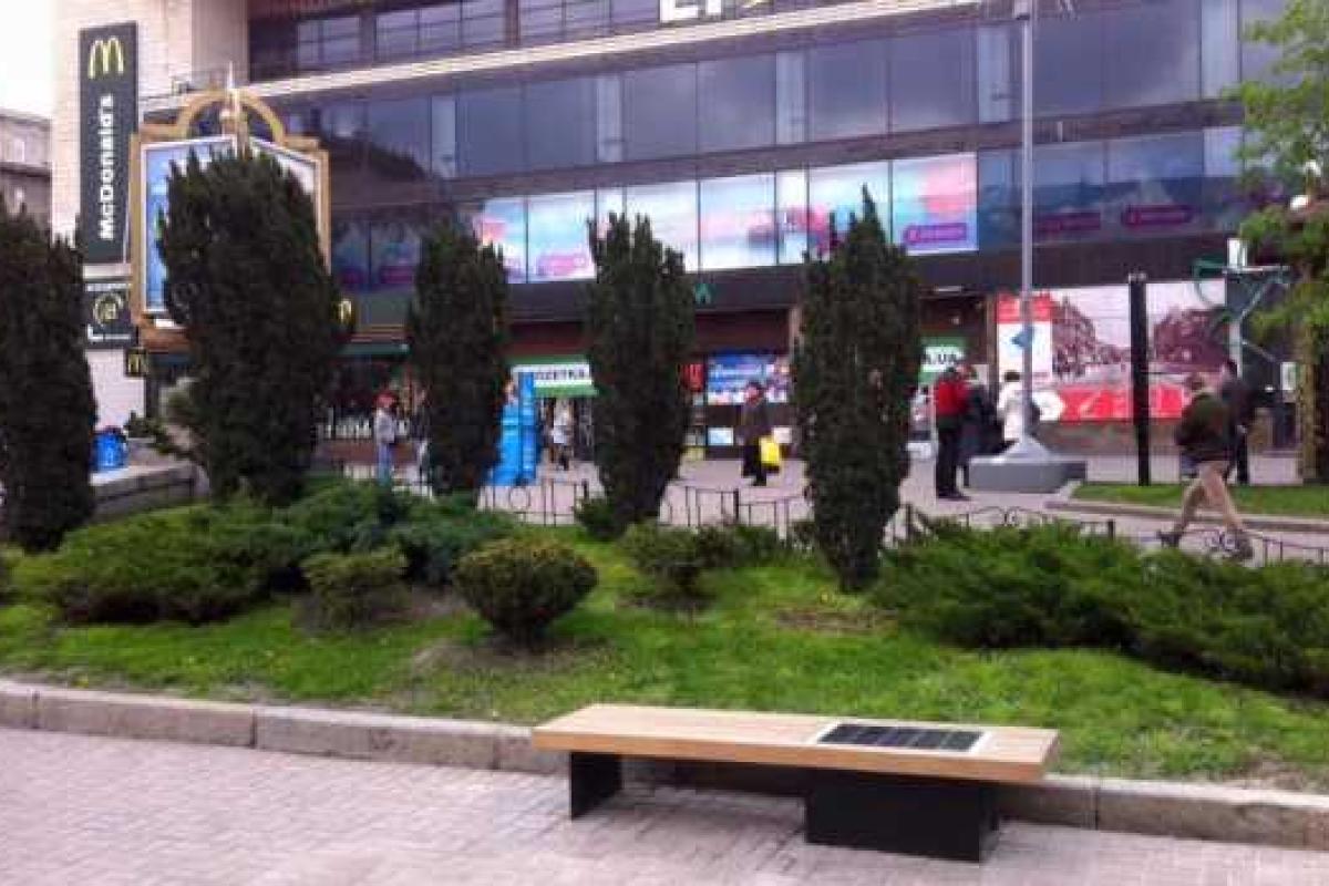 На Крещатике в Киеве появилась лавочка на солнечных батареях с зарядкой для смартфонов На Крещатике в Киеве появилась лавочка на солнечных батареях с зарядкой для смартфонов