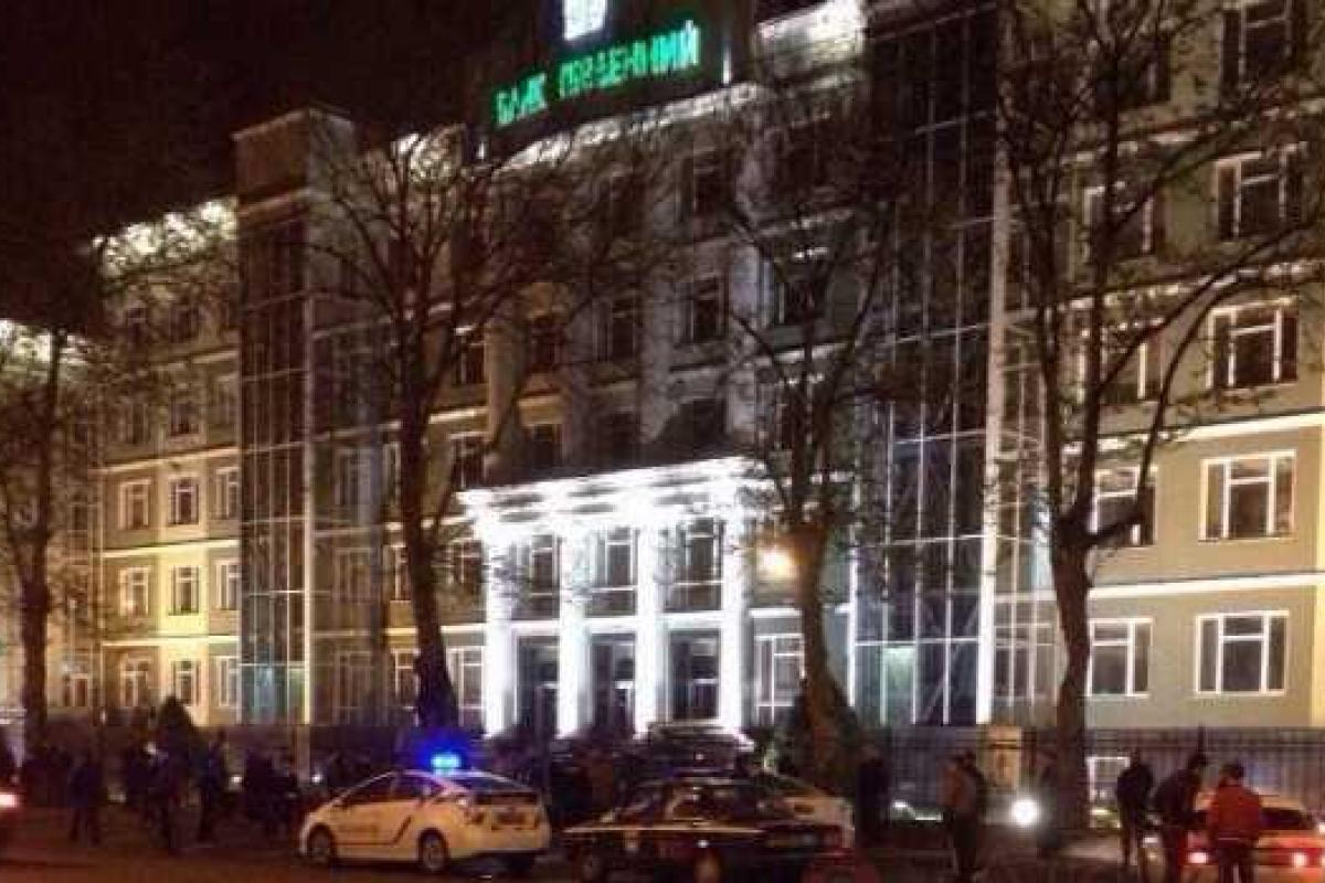 В Одессе ночью банк обстреляли из гранатомета: произошел взрыв, здание повреждено В Одессе ночью банк обстреляли из гранатомета: произошел взрыв, здание повреждено