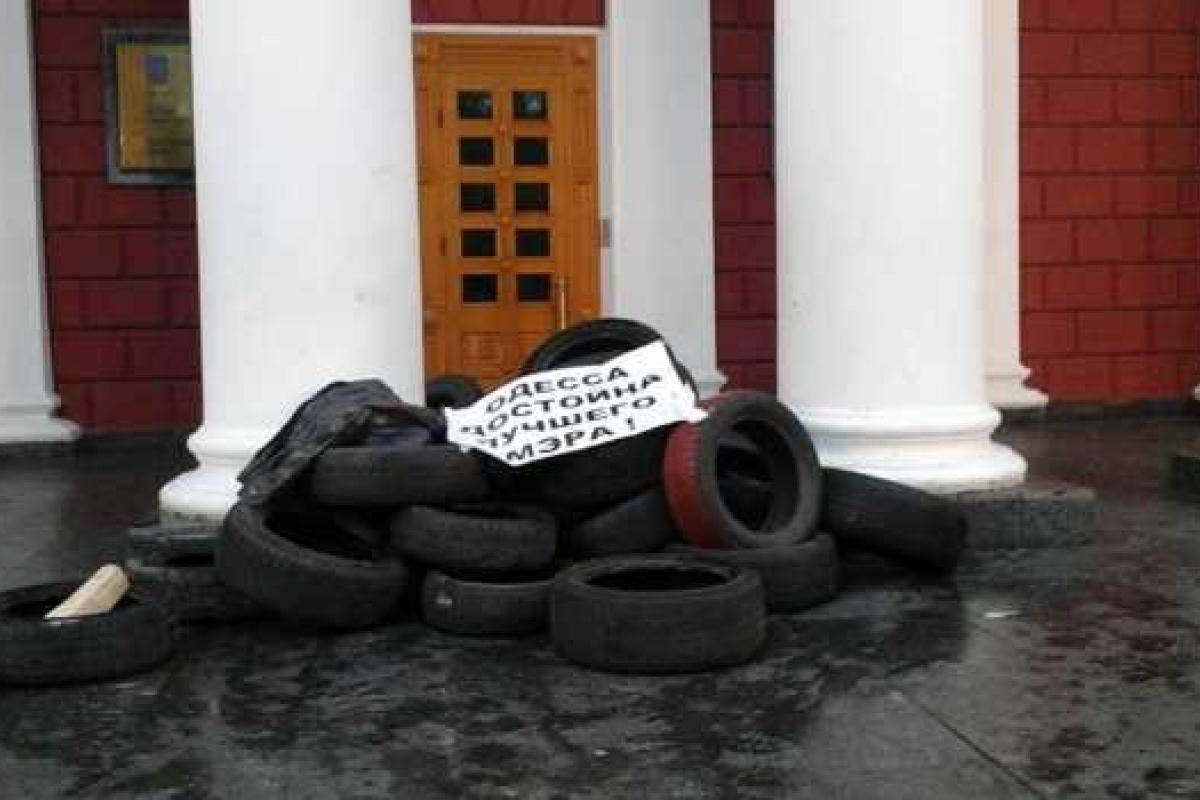 В ответ на ночное нападение, активисты в Одессе заблокировали все входы в здание городской мэрии
