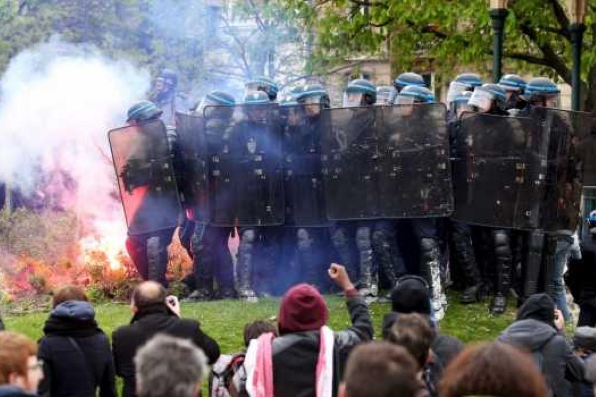 Во Франции проходят массовые протесты против трудовых реформ: в столкновениях пострадали полицейские