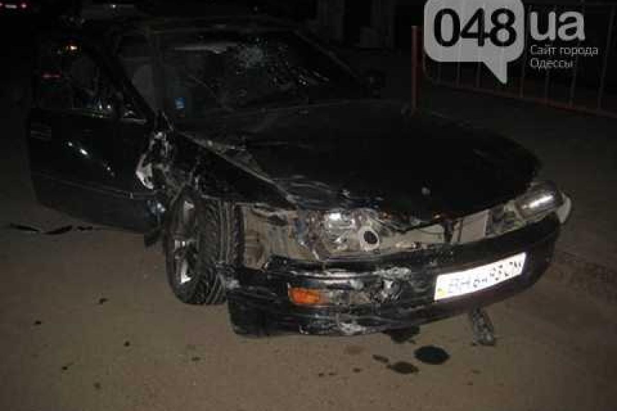 В центре Одессы ночью столкнулись три иномарки: пострадали 6 человек