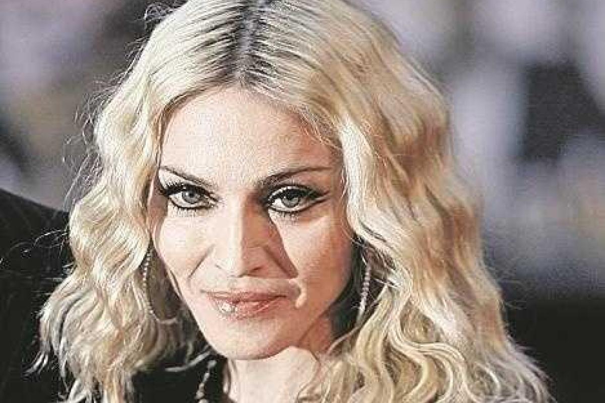 Папарацци застукали сына Мадонны в компании бездомных бродяг