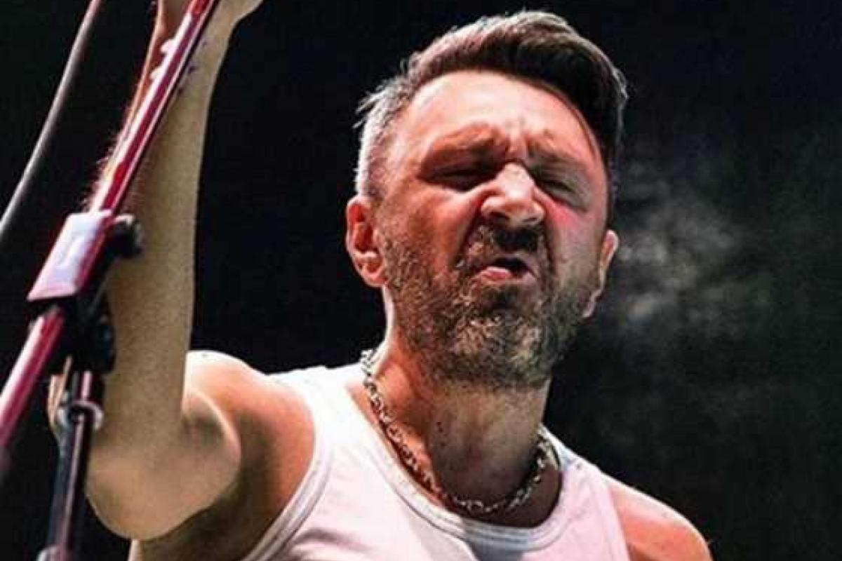 Музыкант Сергей Шнуров так "зажег" публику, что одна из фанаток разделась прямо на концерте