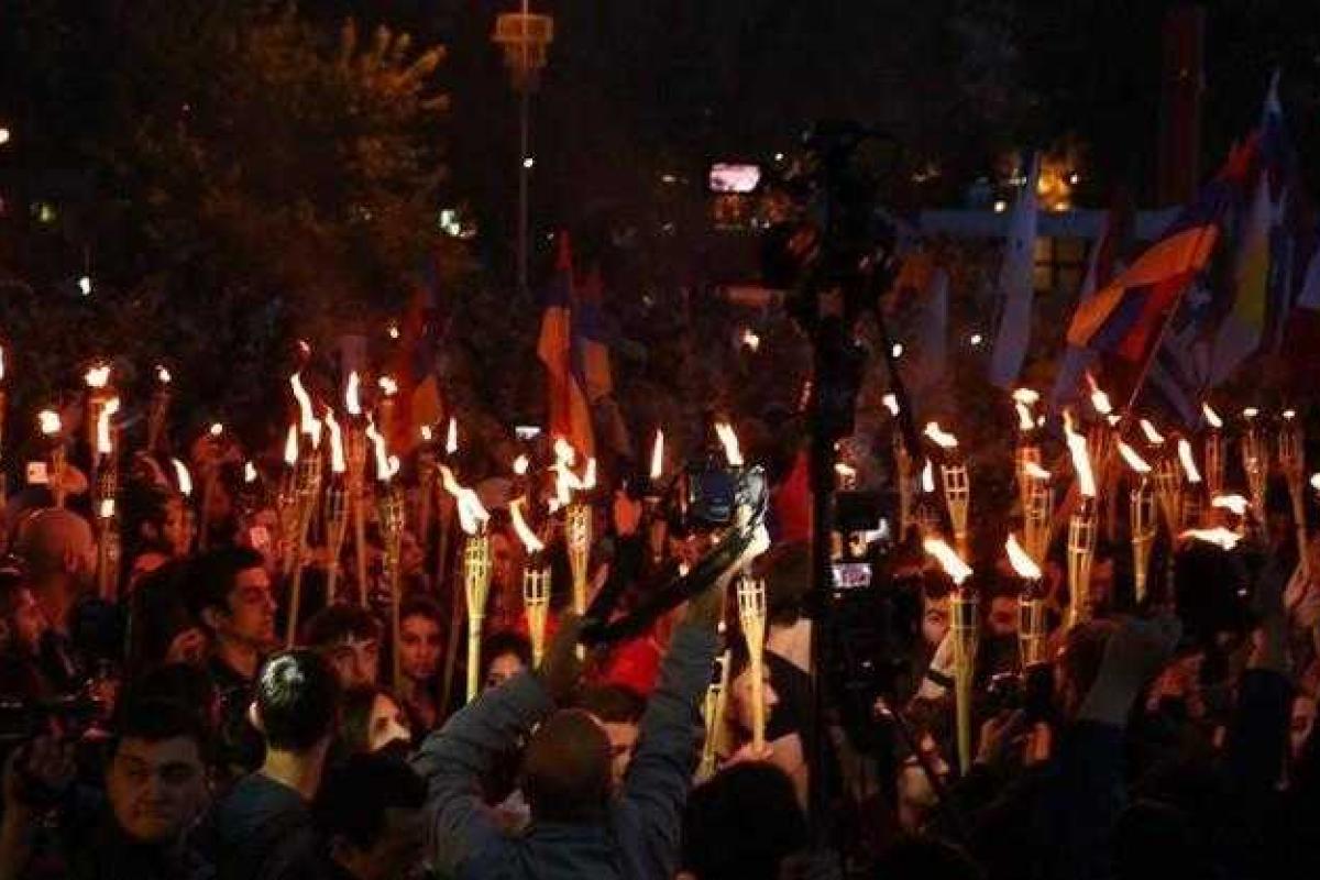 В Ереване проходит шествие памяти жертв Геноцида армян: активисты жгут флаги Турции и Азербайджана
