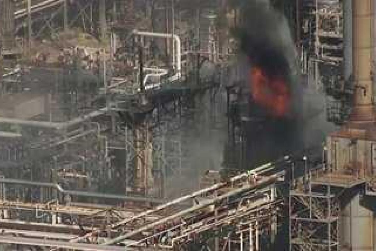 В США пожарные пытаются справиться с огнем на втором по величине НПЗ