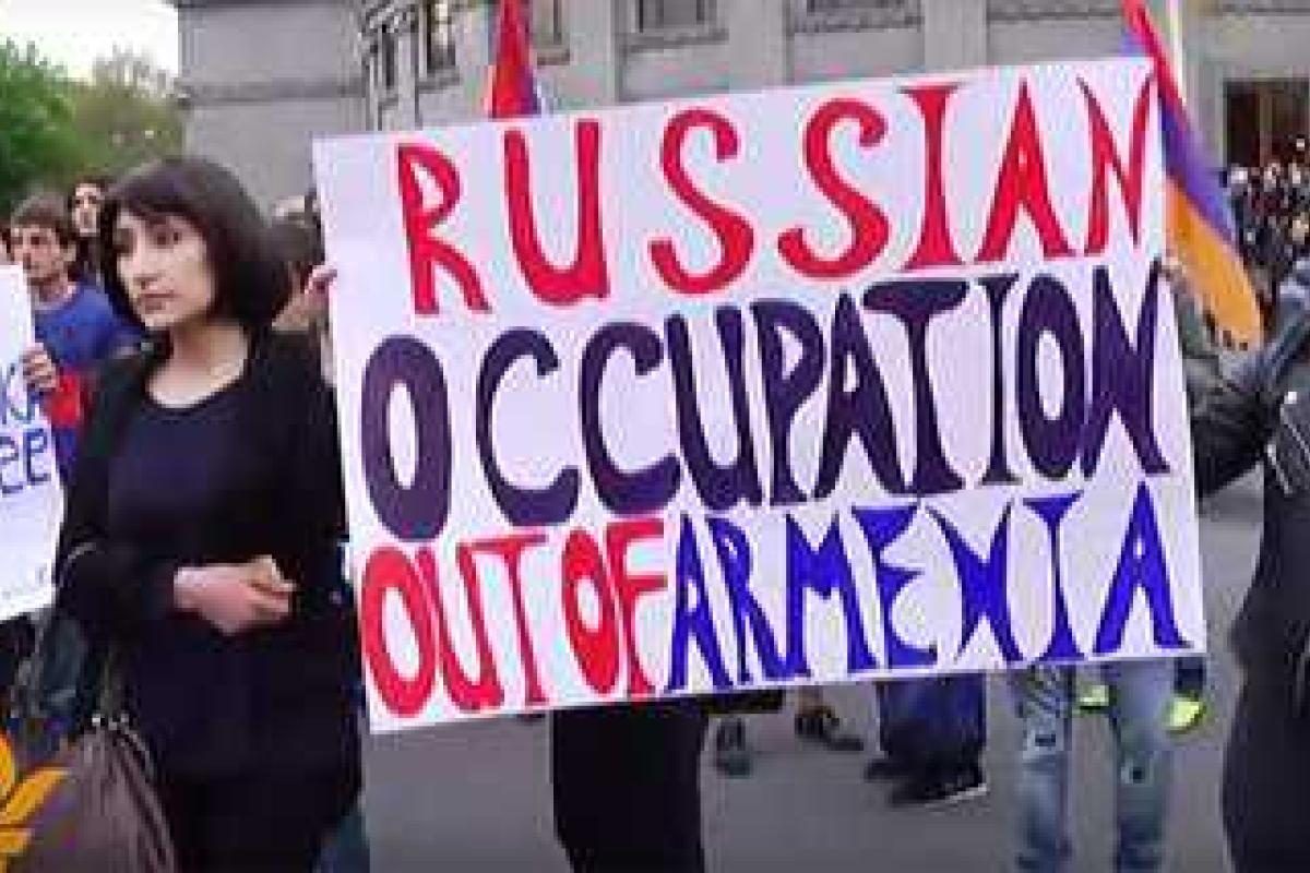 В Ереване прошла акция протеста: посольство России забросали яйцами