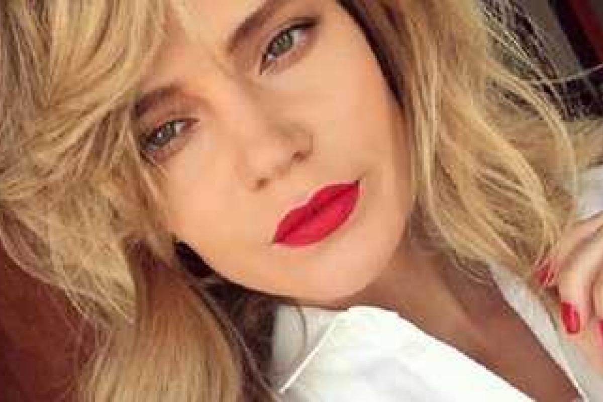 Певица Глюкоза шокировала поклонников пикантным нарядом Певица Глюкоза шокировала поклонников пикантным нарядом