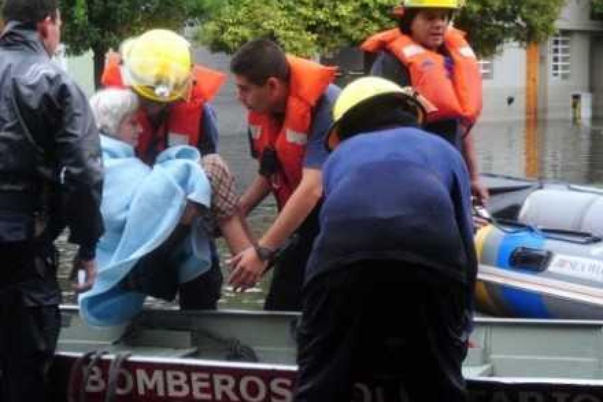 На Аргентину обрушились проливные дожди: людей эвакуируют из-за сильного наводнения