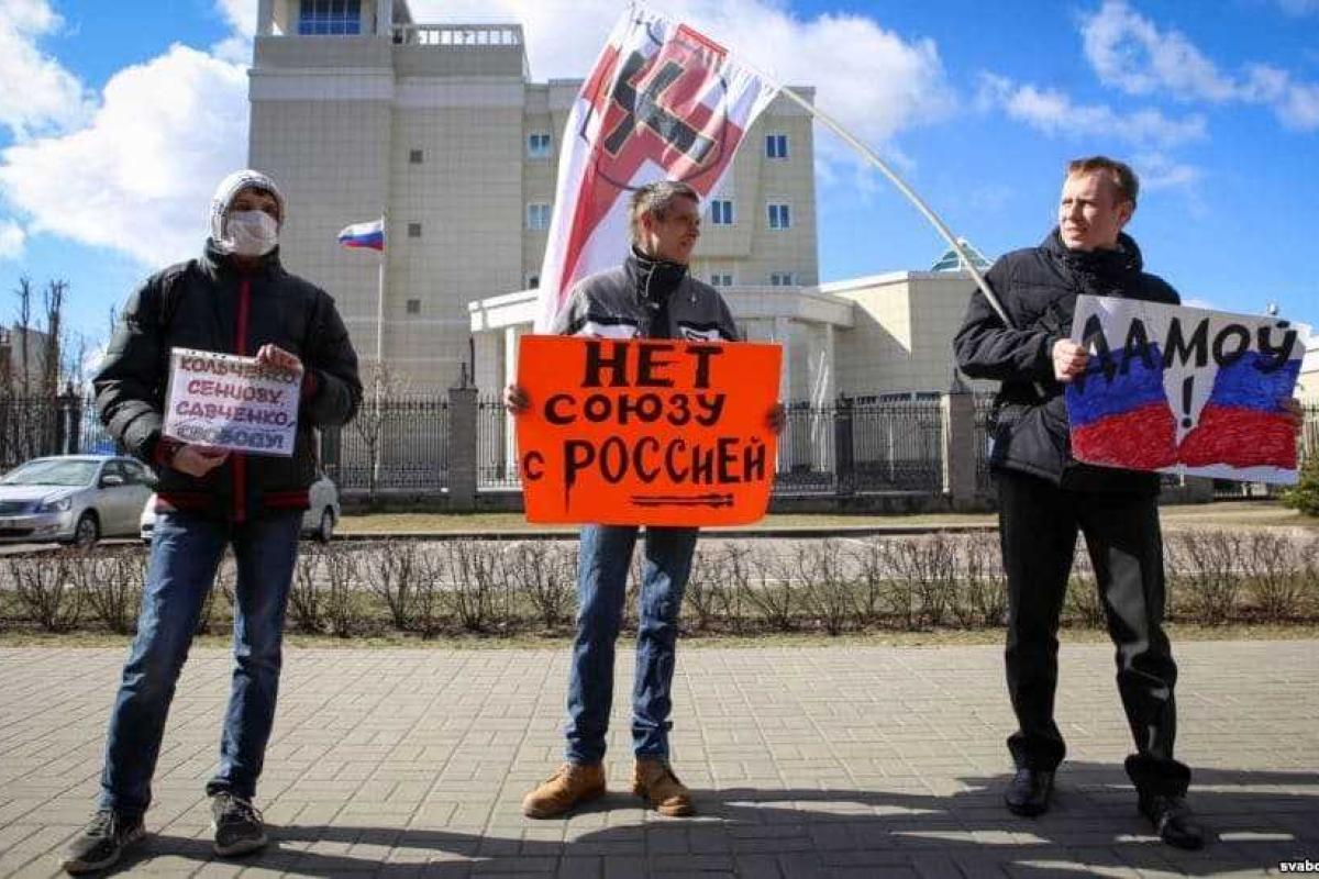 В Минске активисты провели пикет у стен российского посольства против союза с РФ