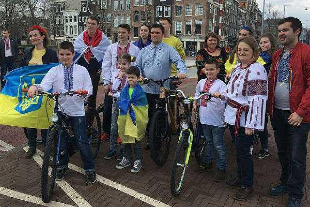 В Амстердаме провели флешмоб в поддержку укроевроинтеграции: Климкин принял участие в велозабеге