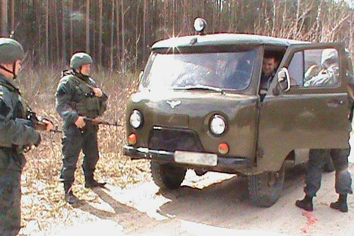 Спецоперация на Житомирщине: Нацгвардия установила на лесных дорогах блокпосты и задерживает копателей янтаря Спецоперация на Житомирщине: Нацгвардия установила на лесных дорогах блокпосты и задерживает копателей янтаря