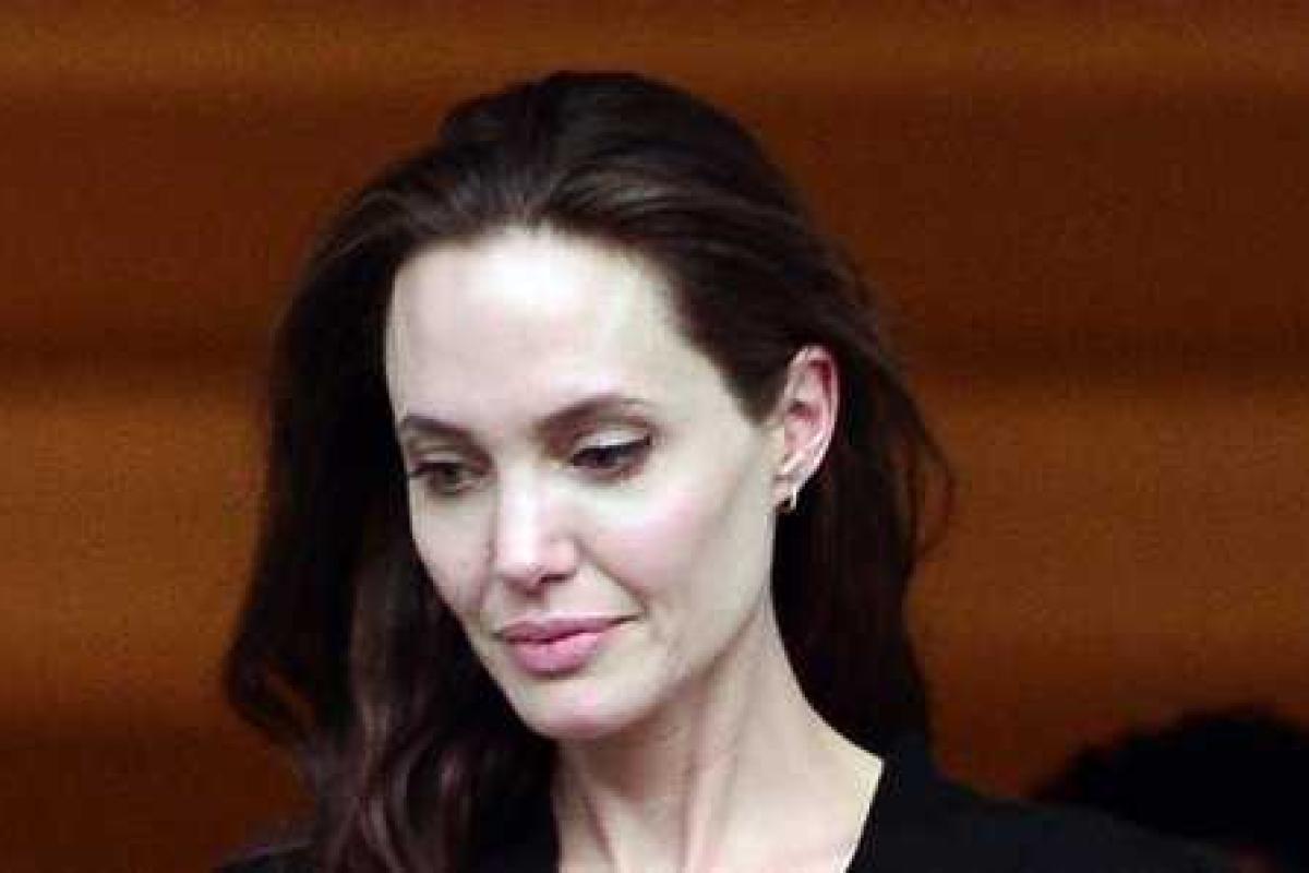 В Сети появились новые снимки Анджелины Джоли: актриса с детьми во время прогулки по Лондону В Сети появились новые снимки Анджелины Джоли: актриса с детьми во время прогулки по Лондону