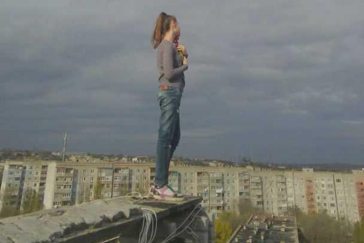 Фатальный экстрим подростков: в Стаханове школьница упала с 9-этажки