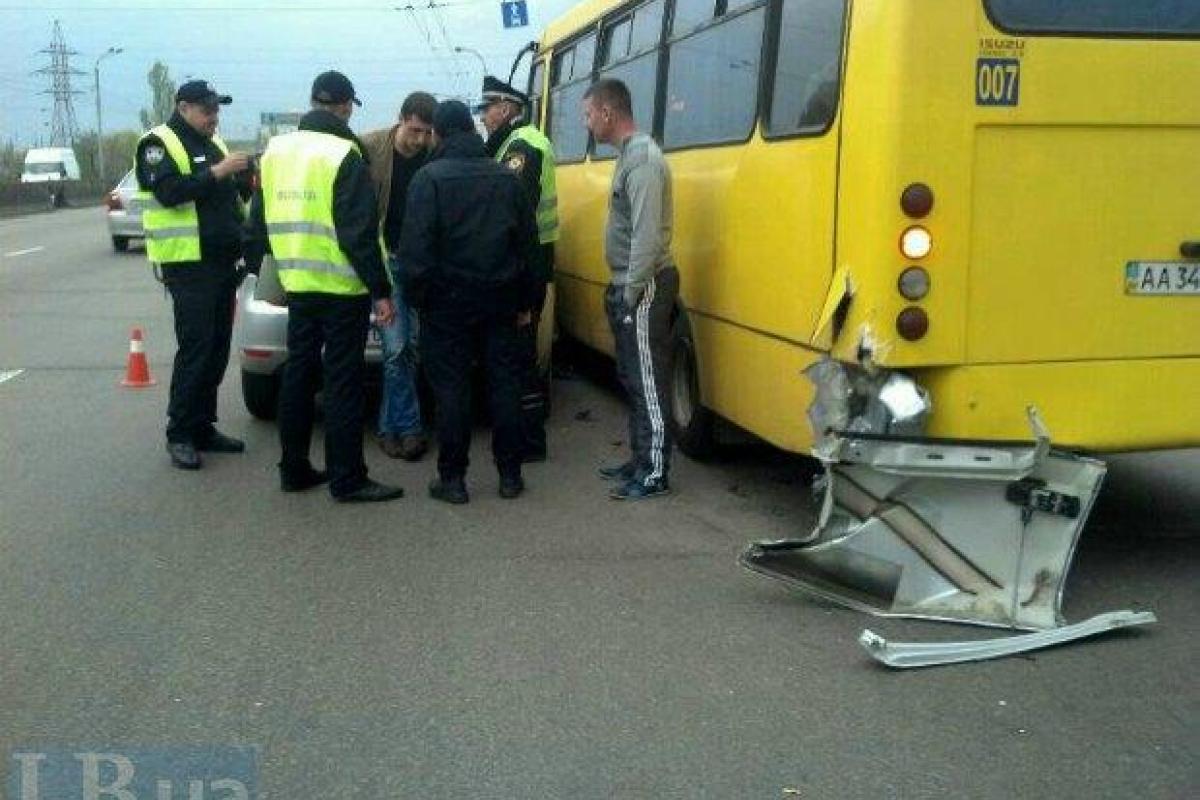 В центре Киева пьяный опер за рулем "Volkswagen" разбил попутную иномарку и врезался в автобус В центре Киева пьяный опер за рулем "Volkswagen" разбил попутную иномарку и врезался в автобус