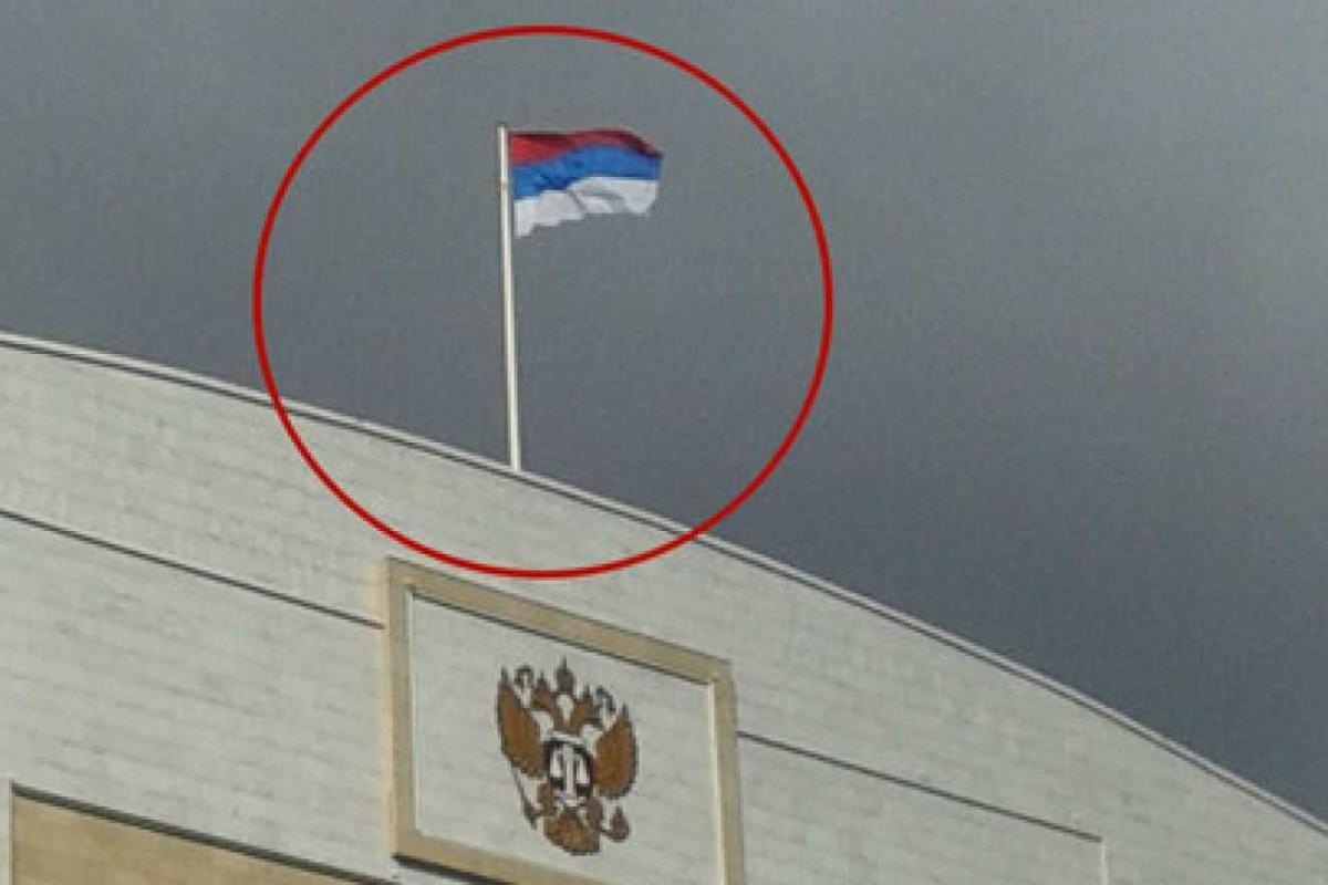 Скандальный прием: Путина в Казани "радушно" встретили с перевернутым флагом России Скандальный прием: Путина в Казани "радушно" встретили с перевернутым флагом России