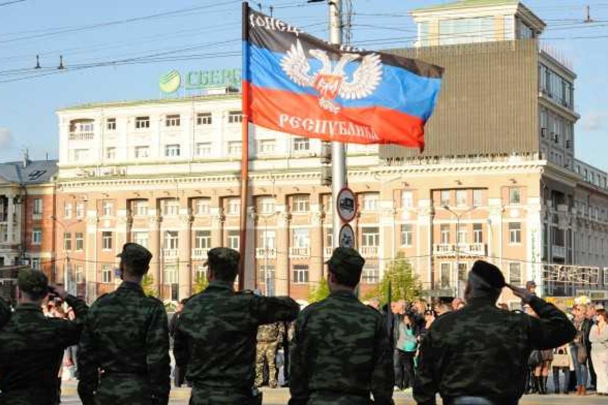 Боевики "ДНР" готовятся к параду: население на торжество будут заманивать продуктовыми наборами Боевики "ДНР" готовятся к параду: население на торжество будут заманивать продуктовыми наборами